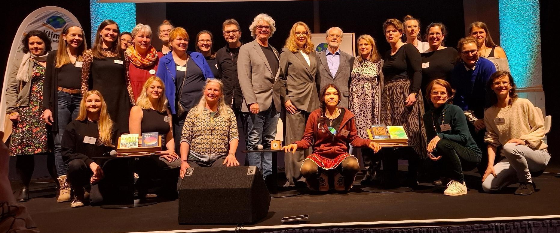 Gruppenfoto der Mitwirkenden und Helfenden der Klimabuchmesse 2025